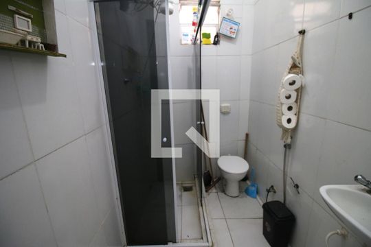 Banheiro de apartamento para alugar com 2 quartos, 55m² em Vila Kosmos, Rio de Janeiro
