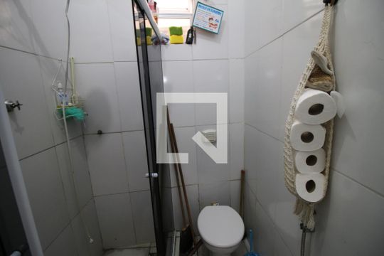 Banheiro de apartamento para alugar com 2 quartos, 55m² em Vila Kosmos, Rio de Janeiro