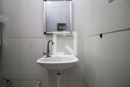 Banheiro de apartamento para alugar com 2 quartos, 55m² em Vila Kosmos, Rio de Janeiro