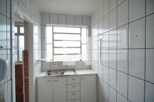 Cozinha de apartamento para alugar com 1 quarto, 40m² em Jardim Dona Leopoldina, Porto Alegre