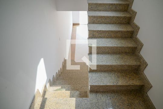 Escada de casa à venda com 3 quartos, 220m² em Vila da Saúde, São Paulo