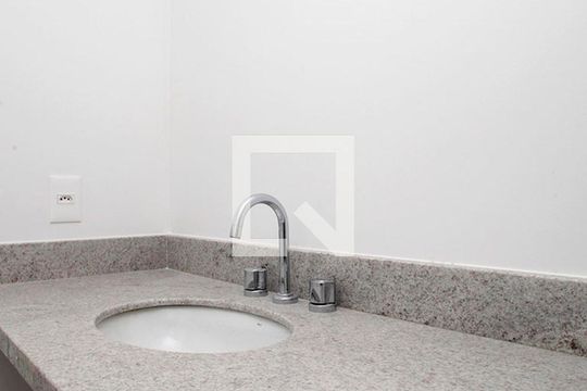 Banheiro de kitnet/studio para alugar com 1 quarto, 24m² em Centro Histórico, Porto Alegre