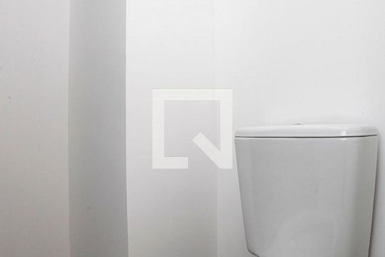 Banheiro de kitnet/studio para alugar com 1 quarto, 24m² em Centro Histórico, Porto Alegre