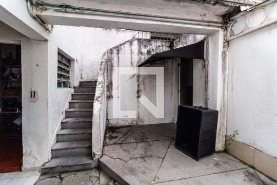 Acesso a área inferior de casa para alugar com 3 quartos, 350m² em Pacaembu, São Paulo