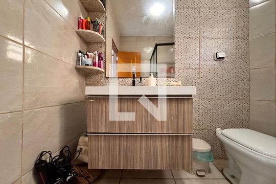 Banheiro de casa à venda com 2 quartos, 124m² em Parque Capuava, Santo André