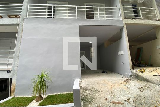 Fachada de casa para alugar com 2 quartos, 96m² em Chácara Canta Galo, Cotia