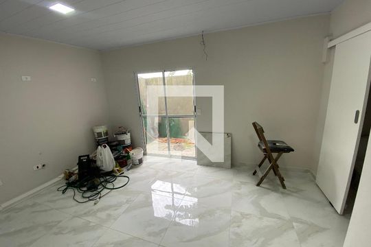 Saída quintal de casa para alugar com 2 quartos, 96m² em Chácara Canta Galo, Cotia