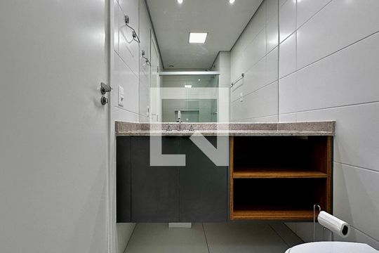 Banheiro de kitnet/studio para alugar com 0 quarto, 30m² em Jardim das Acacias, São Paulo