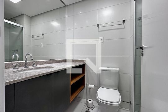 Banheiro de kitnet/studio para alugar com 0 quarto, 30m² em Jardim das Acacias, São Paulo