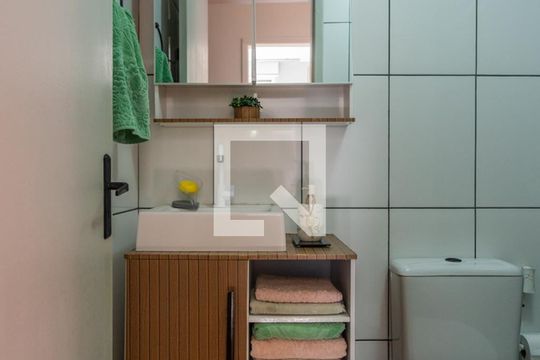 Banheiro de apartamento à venda com 2 quartos, 52m² em Vila Nova, Porto Alegre