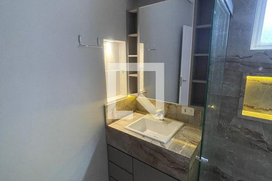 Banheiro de apartamento à venda com 2 quartos, 68m² em Vila Valparaíso, Santo André