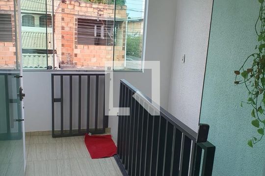 Escada de casa para alugar com 2 quartos, 65m² em Santa Terezinha, Contagem
