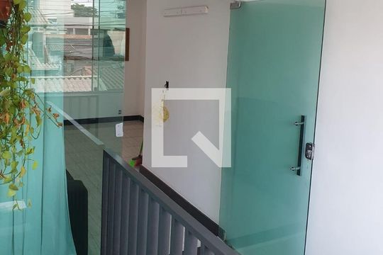 Escada de casa para alugar com 2 quartos, 65m² em Santa Terezinha, Contagem