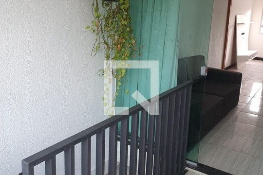 Escada de casa para alugar com 2 quartos, 65m² em Santa Terezinha, Contagem