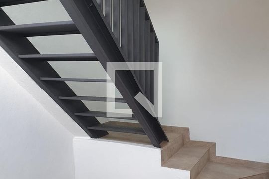 Escada de casa para alugar com 2 quartos, 65m² em Santa Terezinha, Contagem