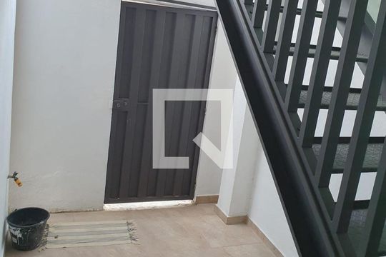 Escada de casa para alugar com 2 quartos, 65m² em Santa Terezinha, Contagem