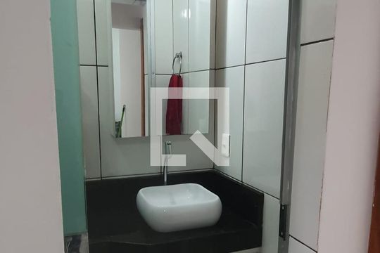 Banheiro Social de casa para alugar com 2 quartos, 65m² em Santa Terezinha, Contagem