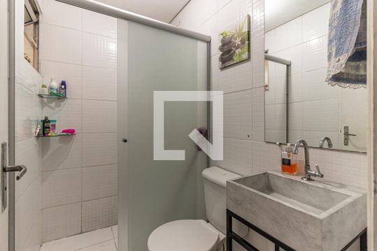 Banheiro de apartamento para alugar com 2 quartos, 49m² em República, São Paulo