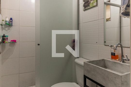 Banheiro de apartamento para alugar com 2 quartos, 49m² em República, São Paulo