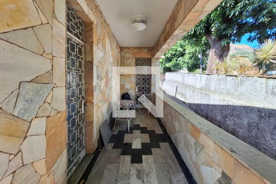 Quintal de casa à venda com 3 quartos, 65m² em Santa Rosa, Niterói