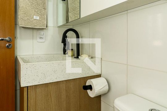 Banheiro de apartamento à venda com 2 quartos, 45m² em Morro Santana, Porto Alegre