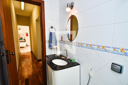 Banheiro social/ casa1 de casa à venda com 5 quartos, 300m² em Sagrada Família, Belo Horizonte