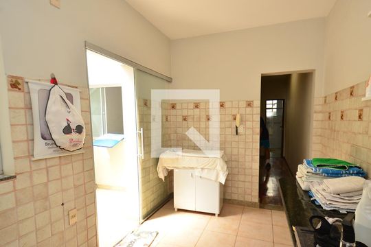 Cozinha casa1 de casa à venda com 5 quartos, 300m² em Sagrada Família, Belo Horizonte