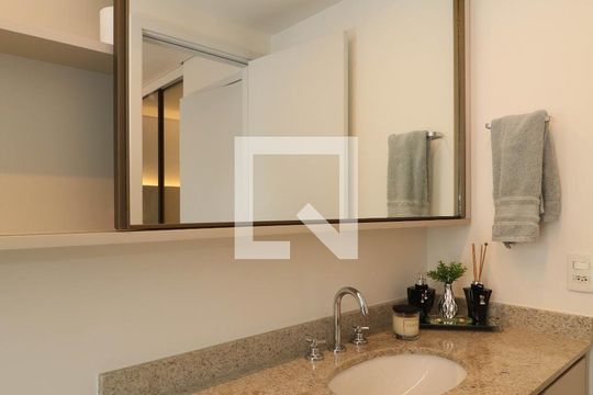Banheiro da Suíte 1 de apartamento à venda com 2 quartos, 100m² em Pinheiros, São Paulo