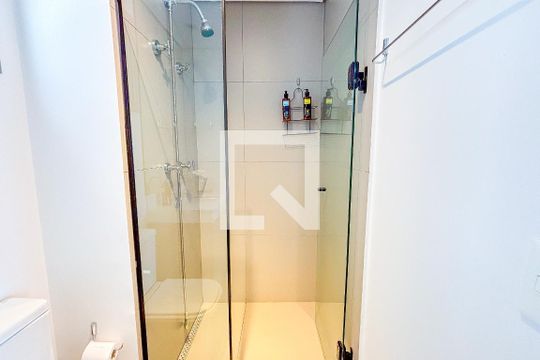 Banheiro de kitnet/studio para alugar com 1 quarto, 29m² em Cerqueira César, São Paulo