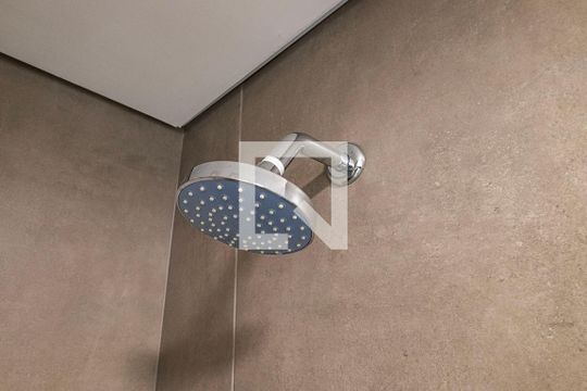 Banheiro de kitnet/studio para alugar com 1 quarto, 27m² em Pinheiros, São Paulo
