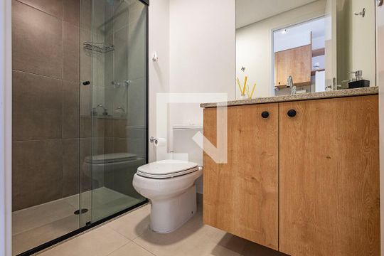 Banheiro de kitnet/studio para alugar com 1 quarto, 27m² em Pinheiros, São Paulo