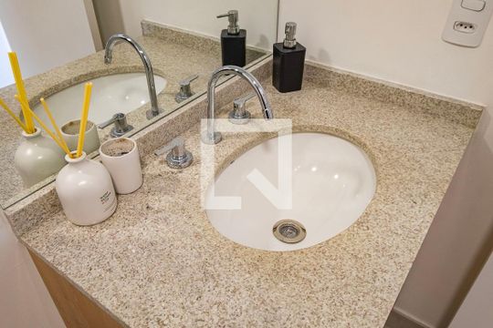 Banheiro de kitnet/studio para alugar com 1 quarto, 27m² em Pinheiros, São Paulo
