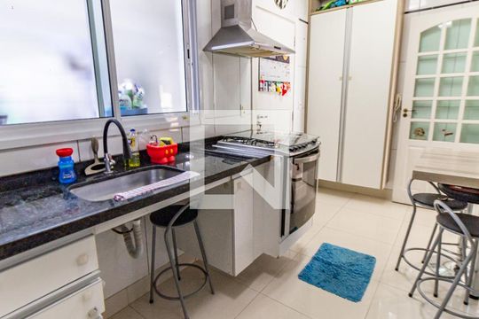 Cozinha de casa de condomínio para alugar com 3 quartos, 210m² em Vila Invernada, São Paulo