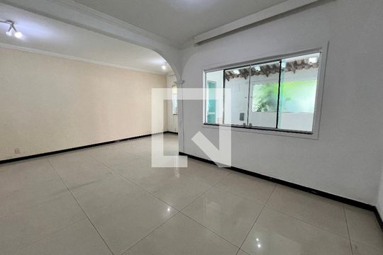 Sala de casa de condomínio à venda com 4 quartos, 254m² em Taquara, Rio de Janeiro