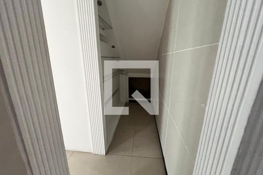 Circulação de casa de condomínio à venda com 4 quartos, 254m² em Taquara, Rio de Janeiro