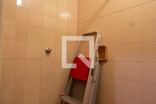 Banheiro de Serviço de apartamento para alugar com 2 quartos, 77m² em Grajaú, Rio de Janeiro