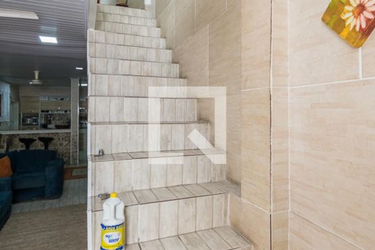 Sala - Acesso ao 2º andar de casa à venda com 3 quartos, 230m² em Olaria, Rio de Janeiro