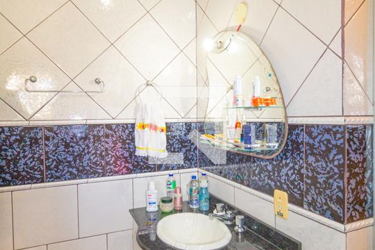 Banheiro da Suíte de casa à venda com 6 quartos, 410m² em São Luis, Canoas