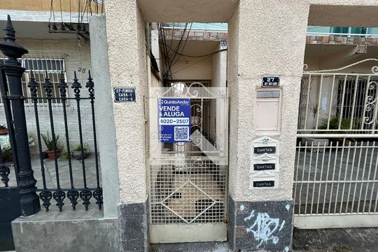 Fachada + plaquinha de casa para alugar com 2 quartos, 97m² em Piedade, Rio de Janeiro