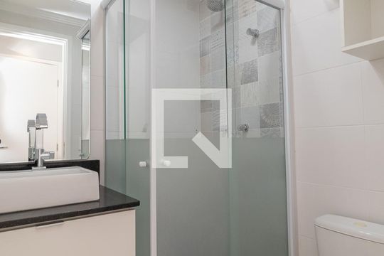 Banheiro da Suíte  de apartamento para alugar com 2 quartos, 51m² em Chácara Cruzeiro do Sul, São Paulo