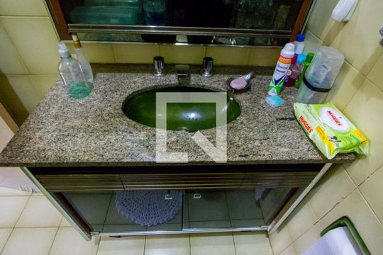 Banheiro  Suíte de casa à venda com 3 quartos, 250m² em Vila Scarpelli, Santo André