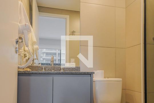Banheiro de kitnet/studio para alugar com 1 quarto, 30m² em Pinheiros, São Paulo