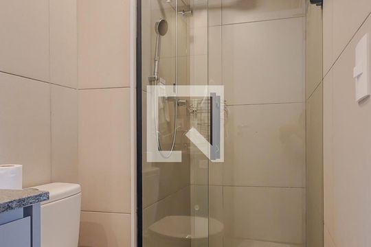 Banheiro de kitnet/studio para alugar com 1 quarto, 30m² em Pinheiros, São Paulo