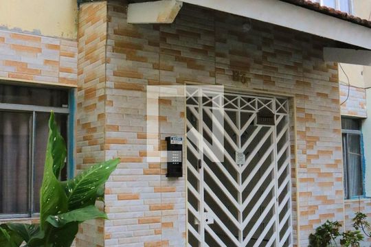 Fachada do bloco. de apartamento para alugar com 2 quartos, 44m² em Jardim Cristal, São Paulo