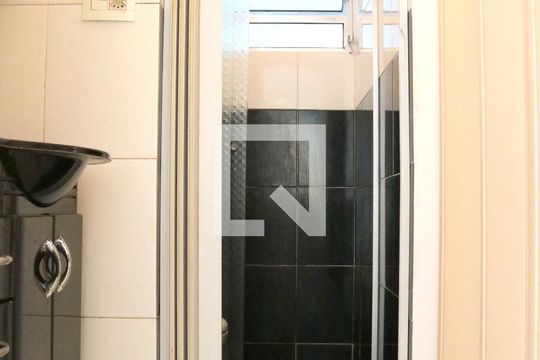 Banheiro. de apartamento para alugar com 2 quartos, 44m² em Jardim Cristal, São Paulo
