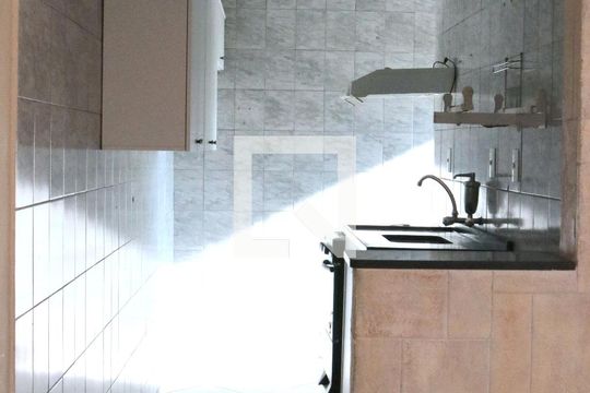 Cozinha. de apartamento para alugar com 2 quartos, 44m² em Jardim Cristal, São Paulo