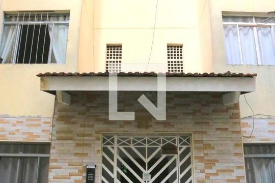 Fachada do bloco. de apartamento para alugar com 2 quartos, 44m² em Jardim Cristal, São Paulo