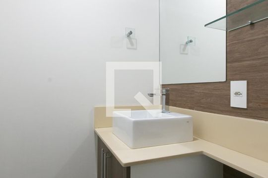 Banheiro de apartamento à venda com 2 quartos, 46m² em Vila Carmosina, São Paulo