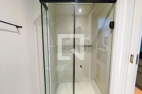Banheiro de kitnet/studio para alugar com 1 quarto, 24m² em Pinheiros, São Paulo