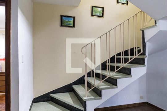 Escada de casa à venda com 4 quartos, 170m² em Vila Liviero, São Paulo